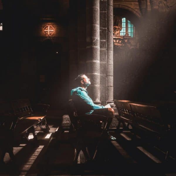 Claudio Pupi en una Iglesia iluminado por un rayo de luz